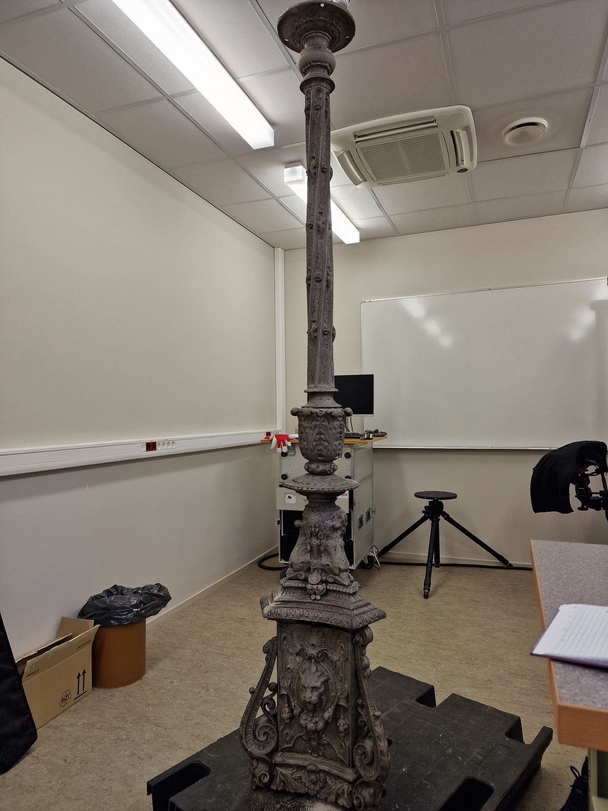 Rüütelkonna hoone valgustipost